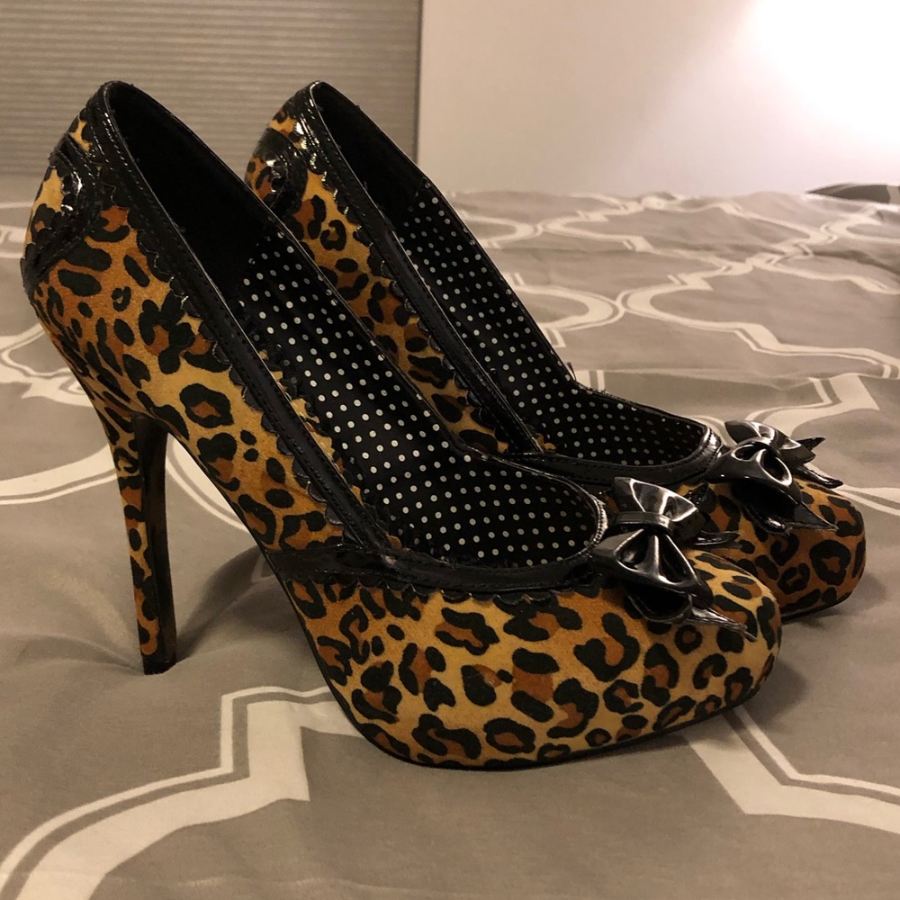 Bettie Page Leopard Print Heels w bows, size 9